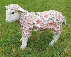 Stående Lammfigur med Blommor