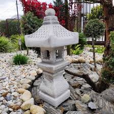Japansk Pagod i Gjuten Sten - TACHI-GATA-OKI